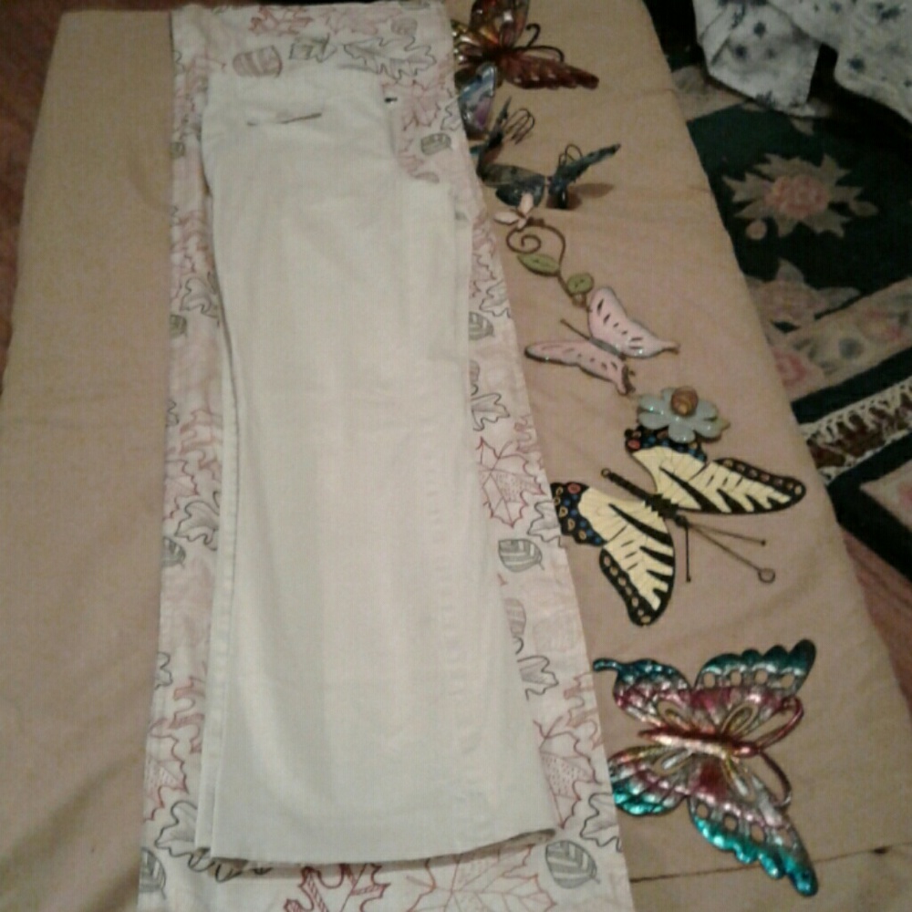 Kahki pants